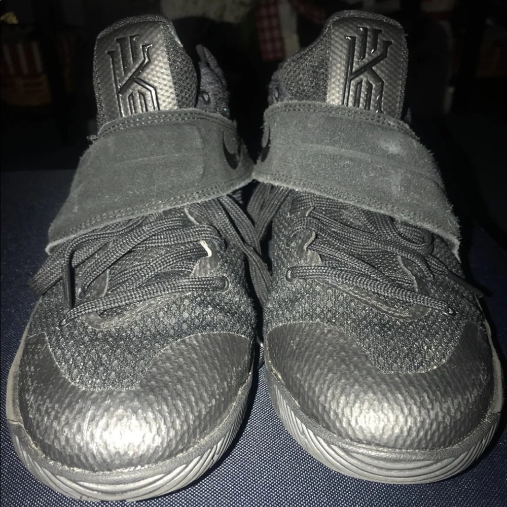 NIKE Kyrie 2 GS Boy’s Youth Size 6Y